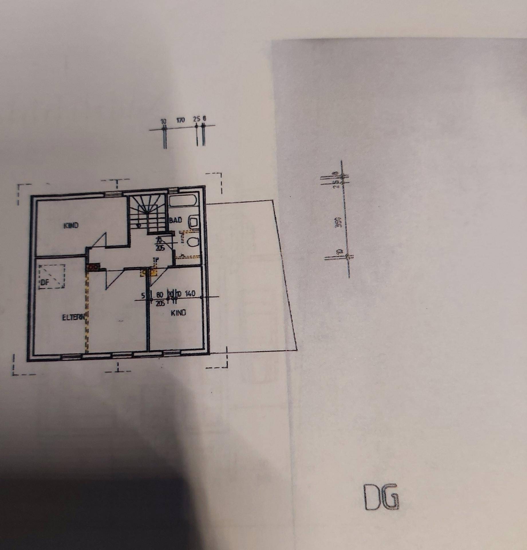 Grundriss des Dachgeschosses mit Schlafzimmern und Badezimmer.