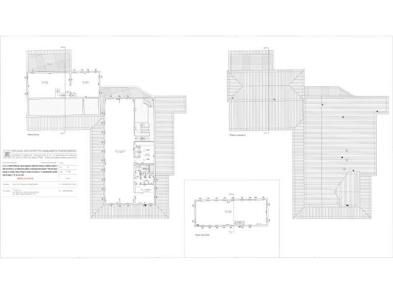 Detaillierte Baupläne der Gebäude mit verschiedenen Grundrissen und Dachstrukturen.