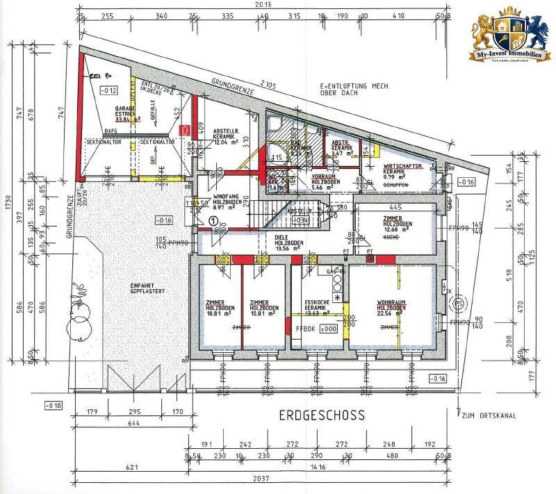 Grundriss des Erdgeschosses mit Garage, Wohnbereich, Küche und mehreren Zimmern.