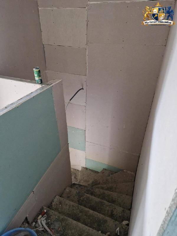 Treppenhaus im Rohbau mit Betonstufen und Trockenbauwänden, bereit für den weiteren Ausbau.