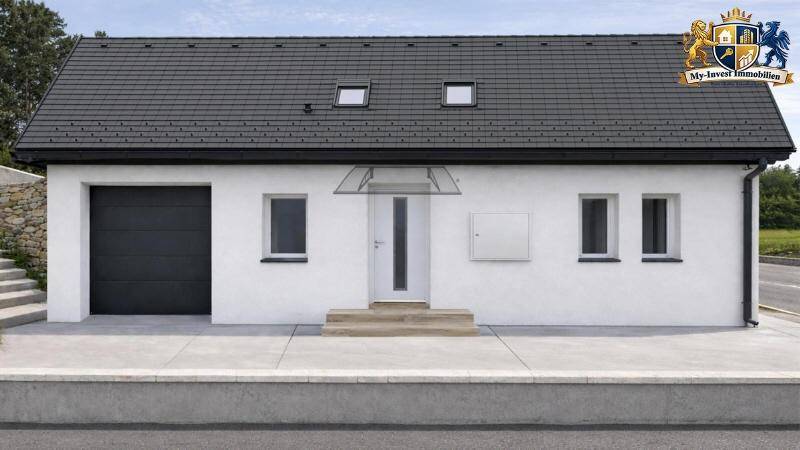 Vorderansicht eines modernen Einfamilienhauses mit weißer Fassade, Satteldach und integrierter Garage.