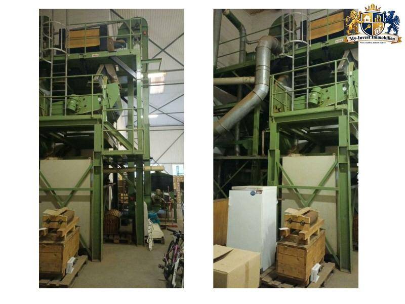 Große grüne Industriemaschinen mit Rohren und Plattformen in einem Produktionsbereich.