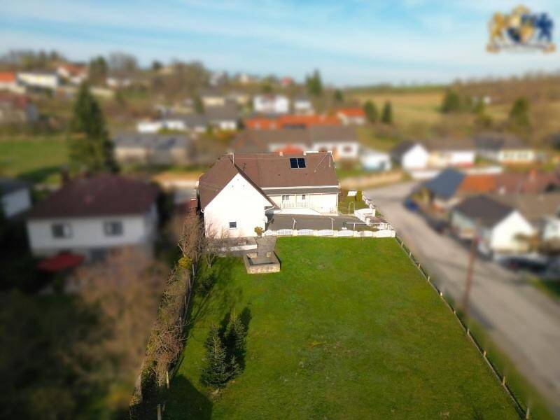 Luftaufnahme des Einfamilienhauses mit großem Garten und weitem Blick auf die ländliche Umgebung.