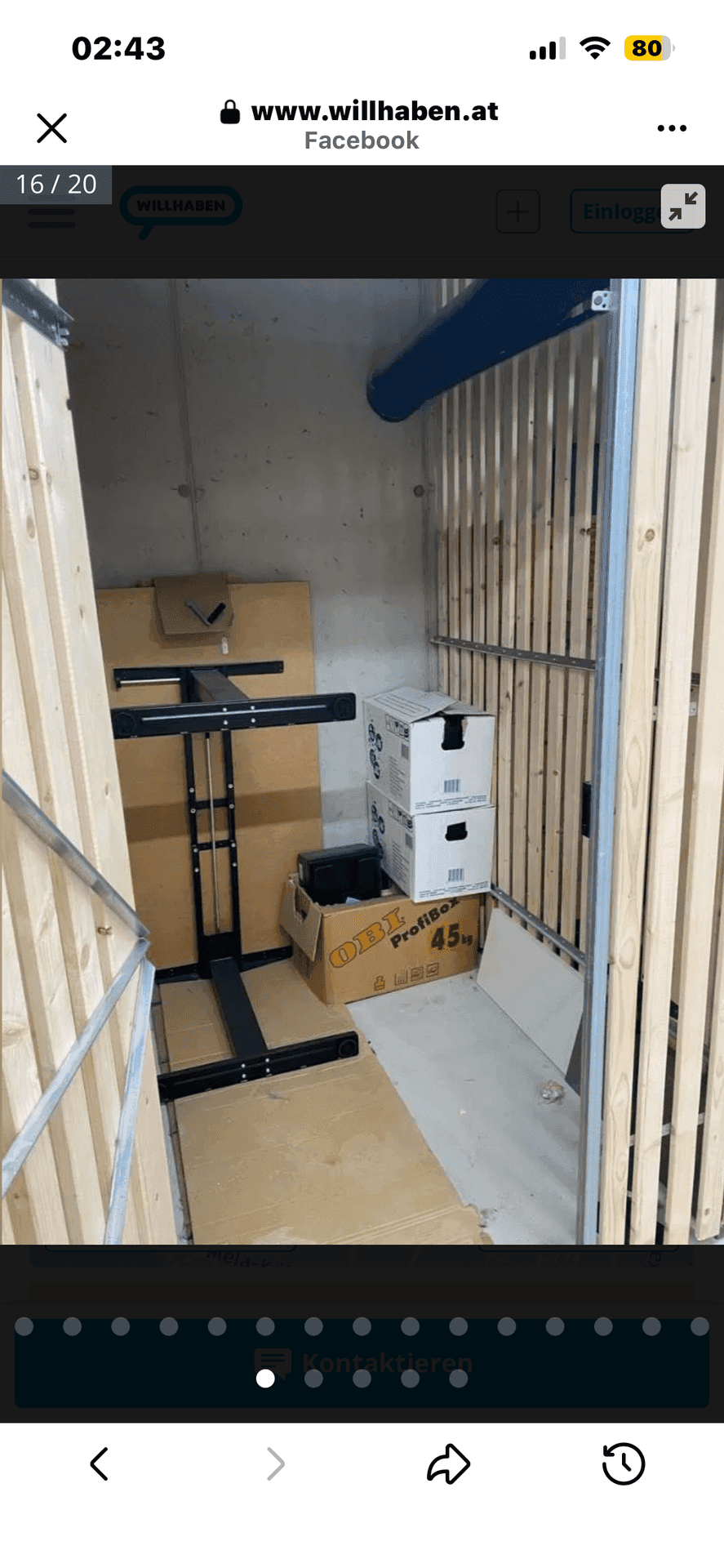 Abstellraum im Keller mit Holzlattenverschlag und gelagerten Gegenständen.