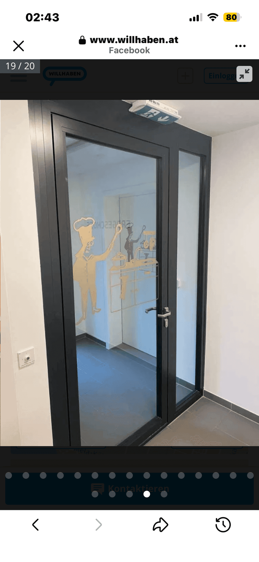 Eingangsbereich mit Glastür und dekorativen Aufklebern, die Köche darstellen.