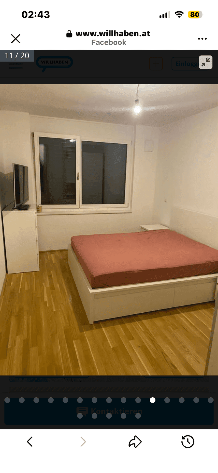 Schlafzimmer mit Holzboden, Doppelbett und Fenster für natürliches Licht.