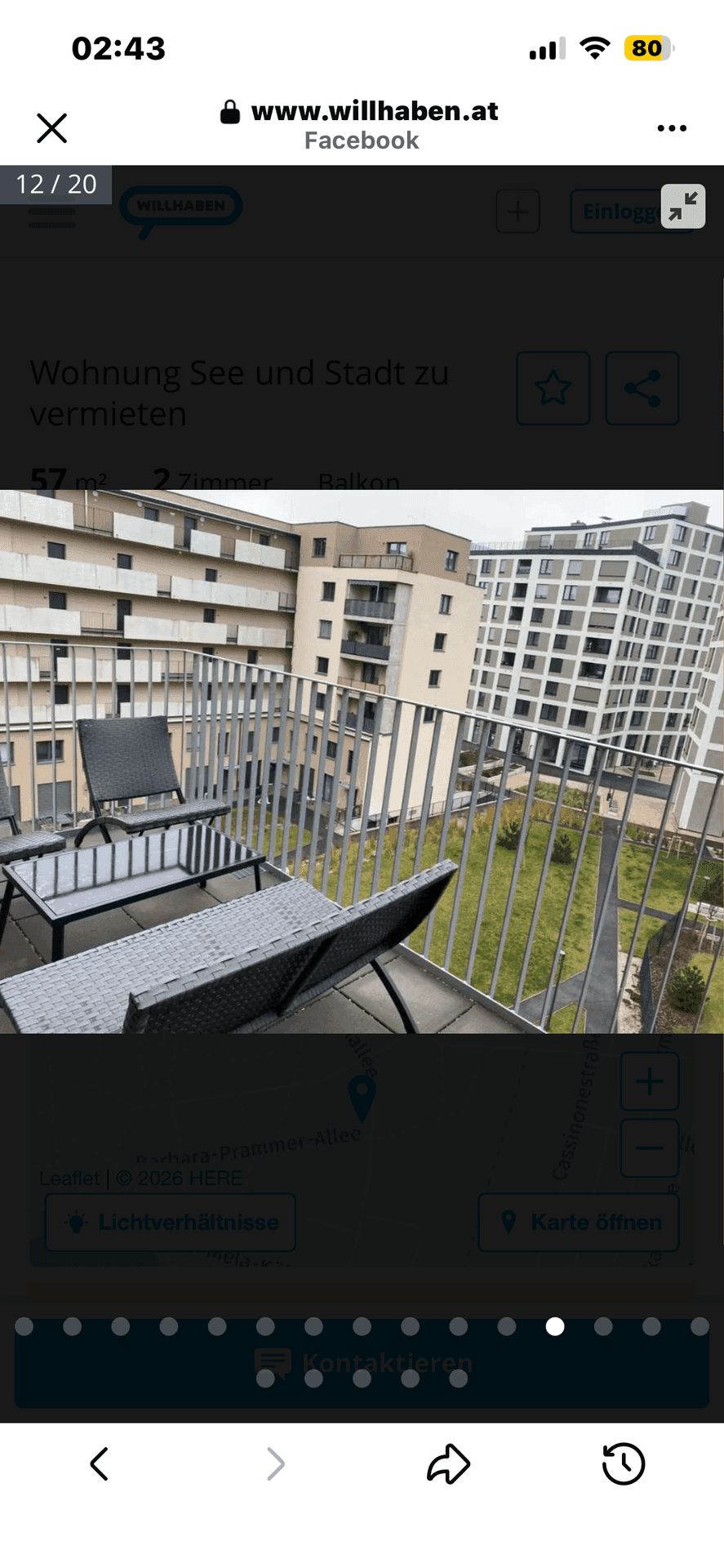 Möblierter Balkon mit Metallgeländer und Blick auf die umliegenden Gebäude.