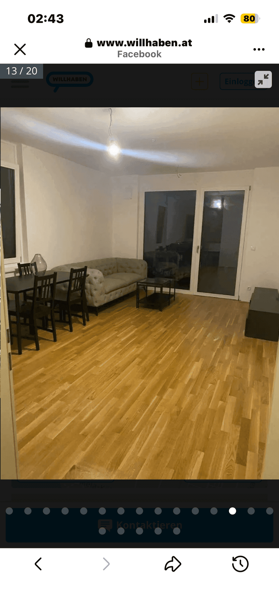 Geräumiger Wohn- und Essbereich mit Holzboden und Zugang zum Balkon.