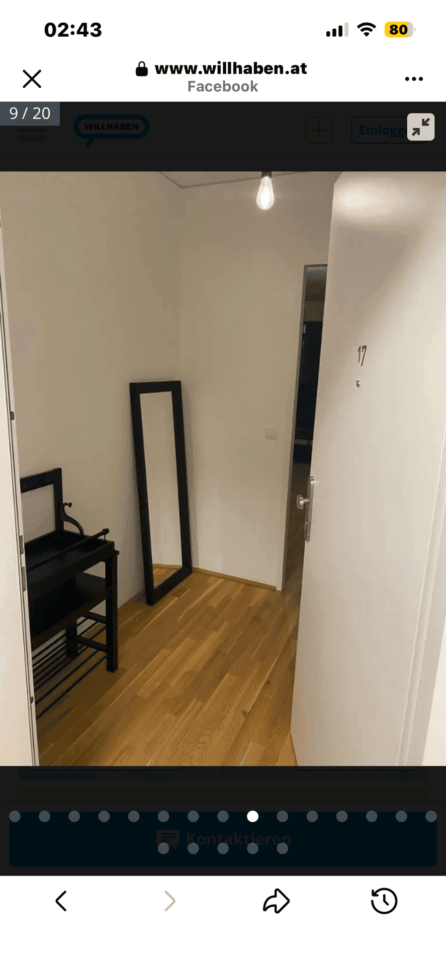 Heller Eingangsbereich mit Holzfußboden und einem schmalen Spiegel an der Wand.