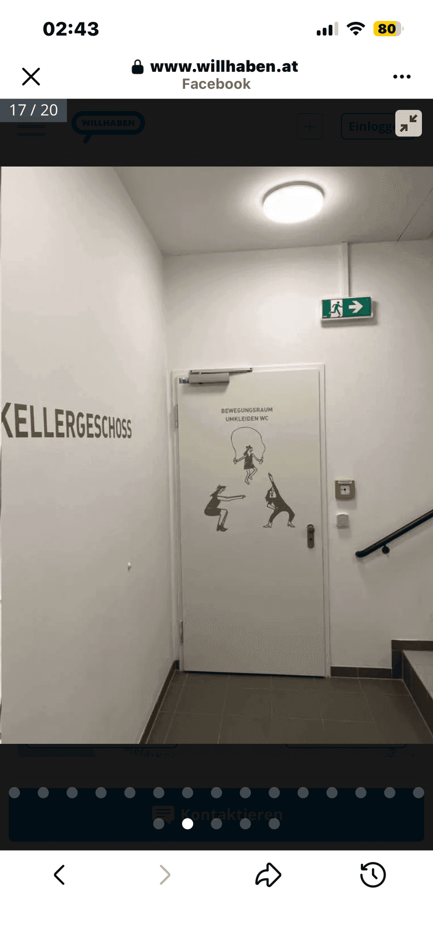 Eingang zum Kellergeschoss mit Hinweisschildern und Notausgang.