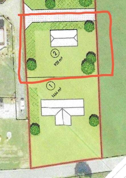 Übersichtsplan der Grundstücke mit zwei geplanten Häusern, Gartenbereichen und Zufahrten.