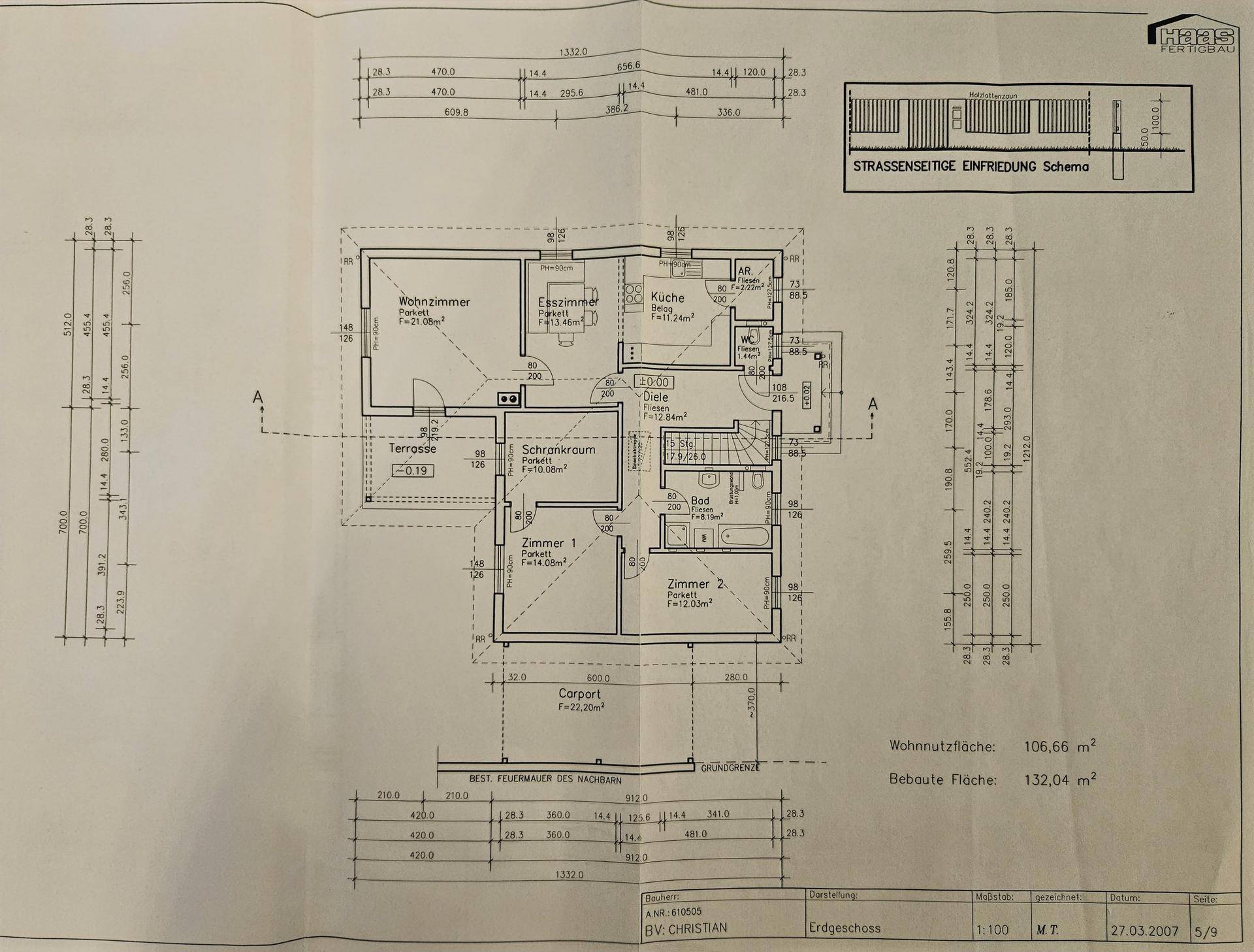 Grundriss des Erdgeschosses mit Wohnzimmer, Küche, Schlafzimmern und Terrasse.
