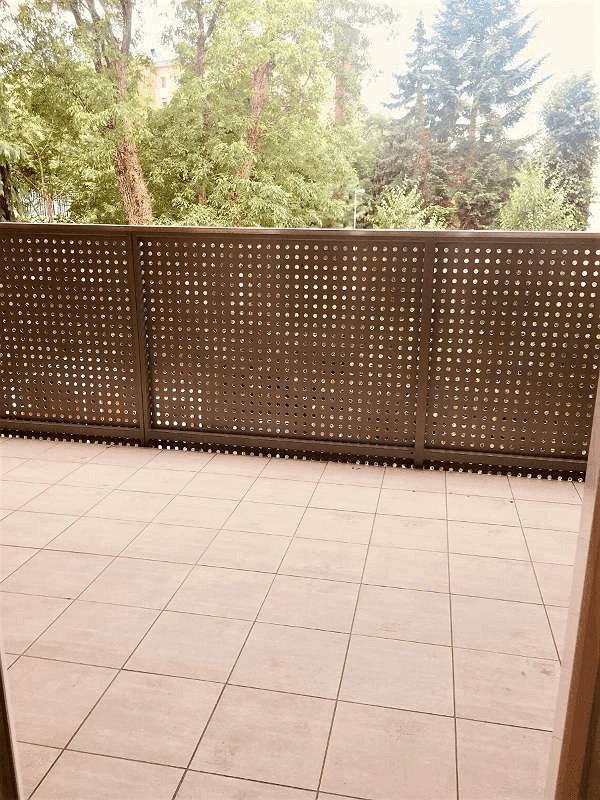Geräumiger Balkon mit Fliesenboden und Blick ins Grüne, ideal zum Entspannen.