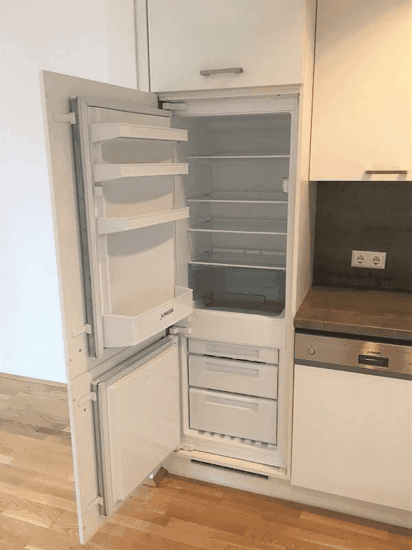 Offener Einbaukühlschrank mit Gefrierfach, integriert in die moderne Küchenzeile.