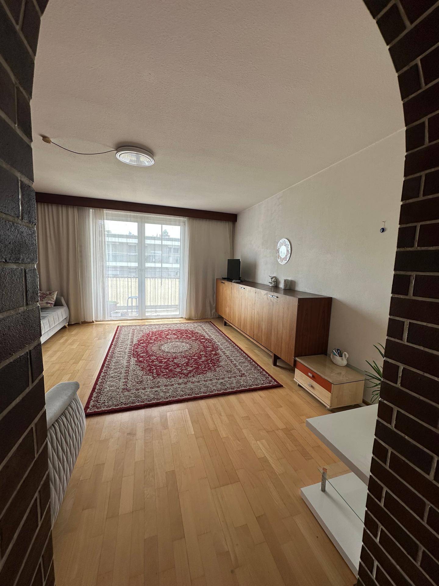 Gepflegte 4-Zimmer-Wohnung mit Balkon und Lift in Linz - Widok 2