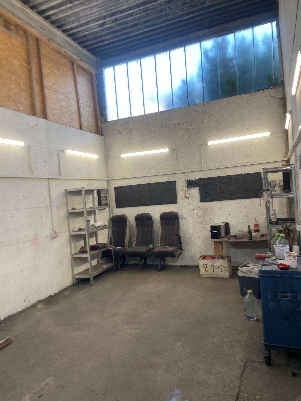 Werkstattraum mit hohen Decken, Oberlichtern und funktionaler Ausstattung für diverse Arbeiten.