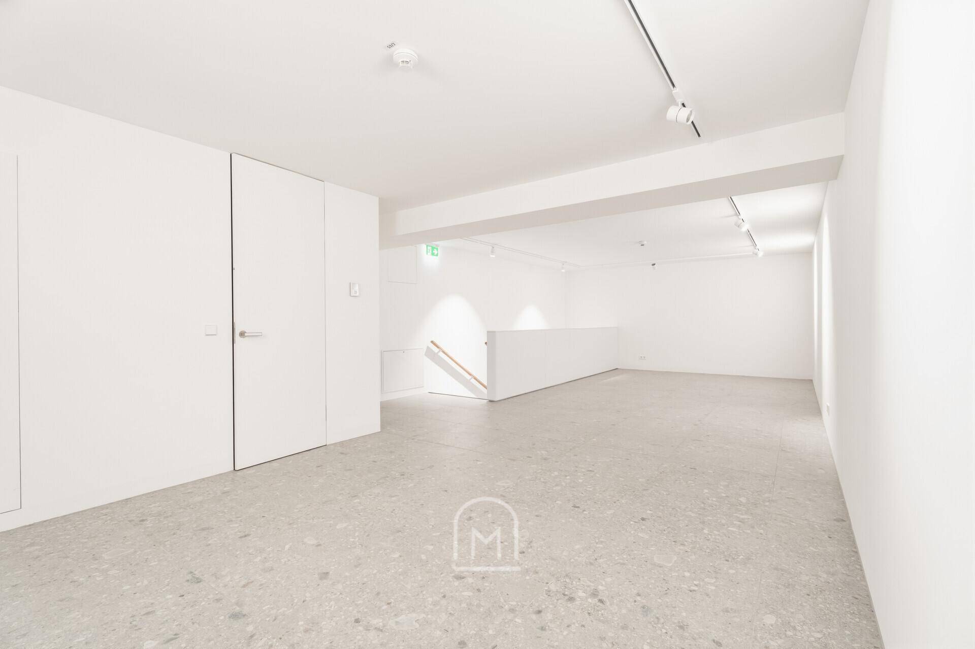 Geräumige Galerie mit integrierten Schränken und Zugang zu weiteren Bereichen.