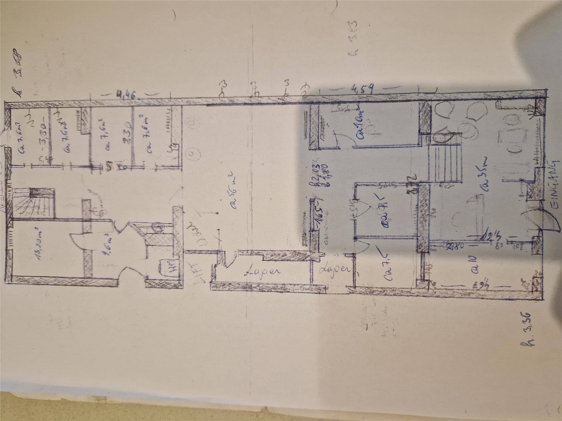 Handgezeichneter Grundriss mit verschiedenen Räumen, Maßen und einem Eingangsbereich.
