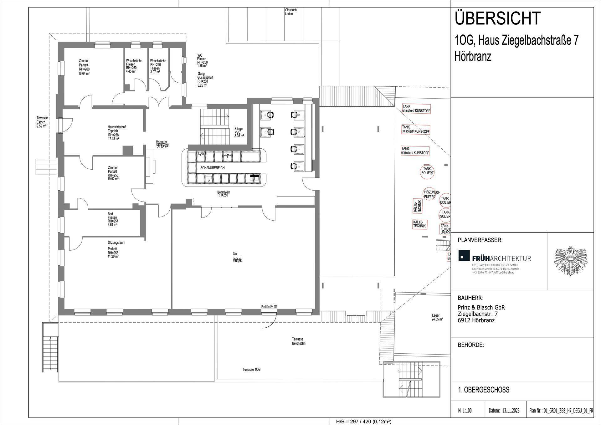 Grundriss des Obergeschosses mit Zimmern, Bädern und einem großen Gastraum.