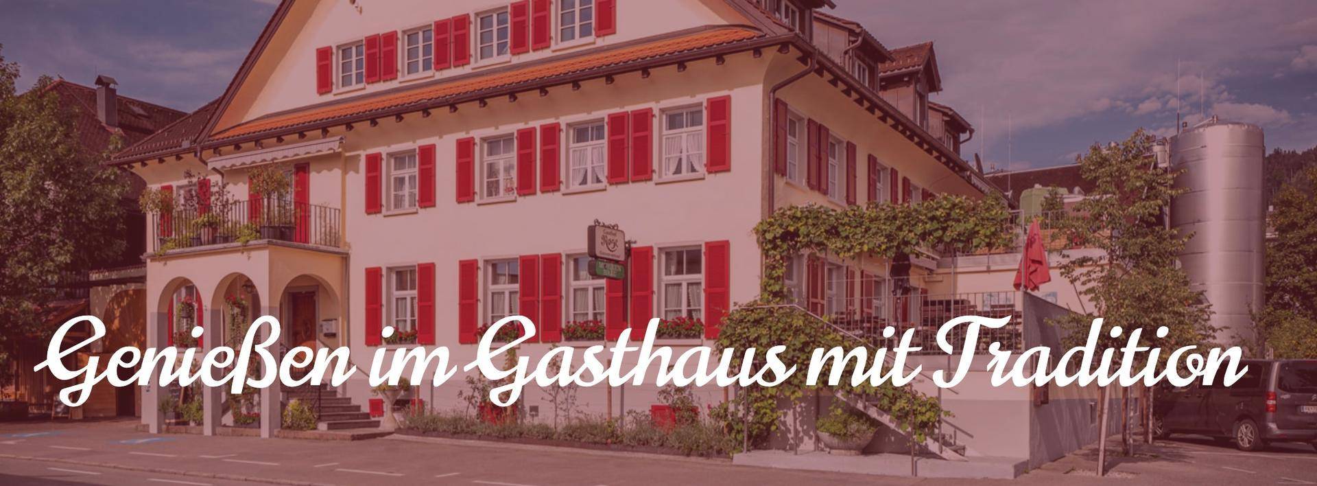 Traditionelles Gasthaus mit gelber Fassade und roten Fensterläden, mit Werbetext überlagert.