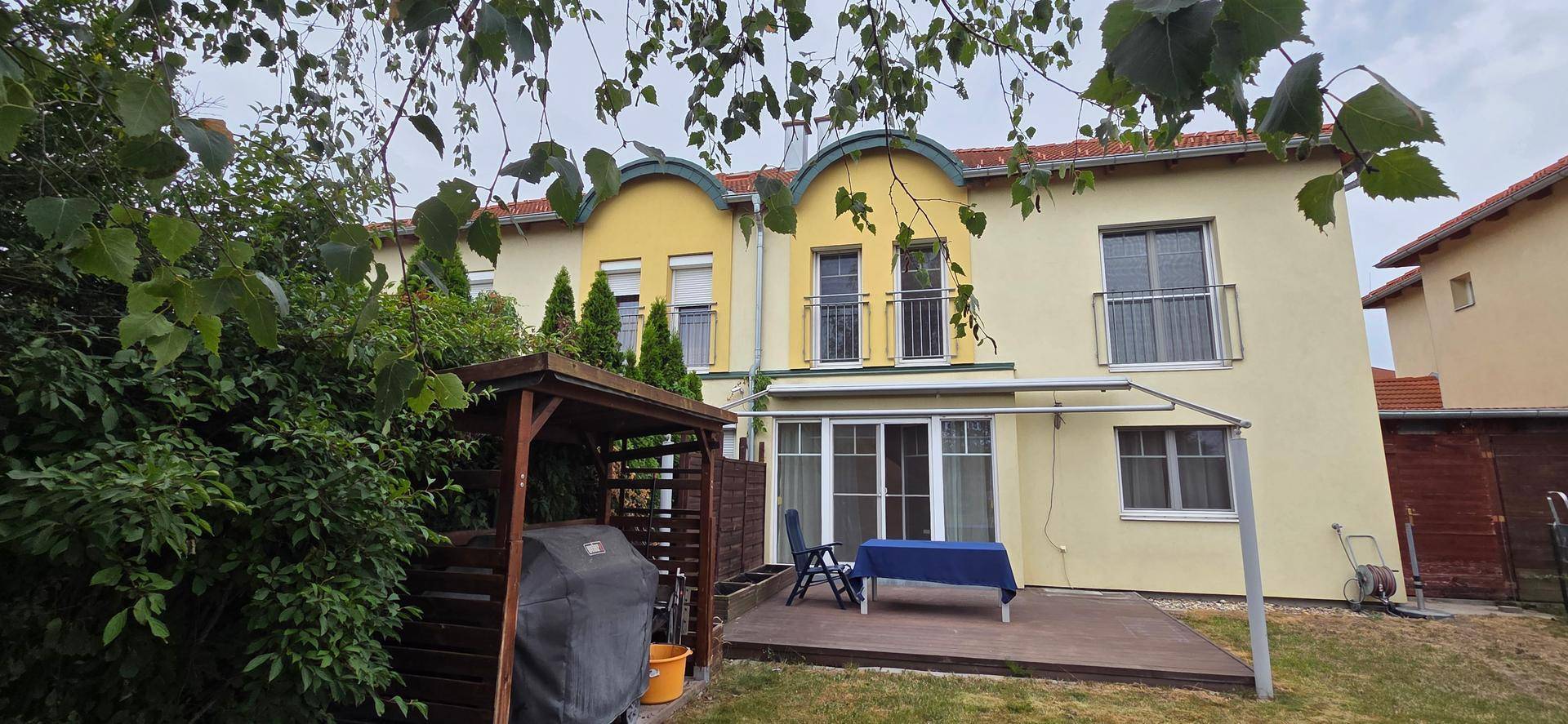 Gepflegter Gartenbereich mit Terrasse, Grill und Gartenmöbeln, ideal für Entspannung.