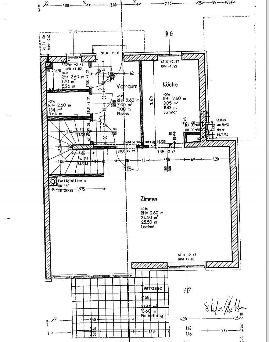 Grundrissplan des Erdgeschosses mit Küche, Zimmer und direktem Zugang zur Terrasse.