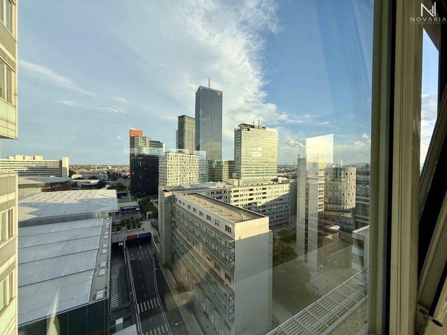 Beeindruckender Stadtblick aus dem Fenster auf moderne Hochhäuser und die urbane Umgebung.