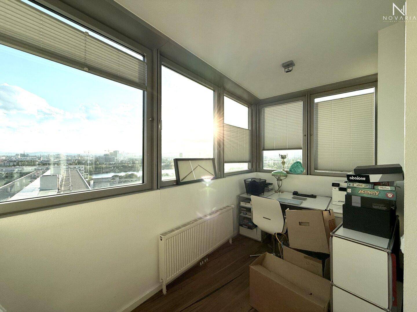 Helles Arbeitszimmer mit Schreibtisch, Stauraum und großen Fenstern mit Panoramablick.