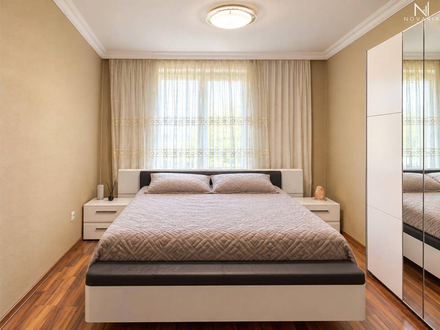 Schlafzimmer 1