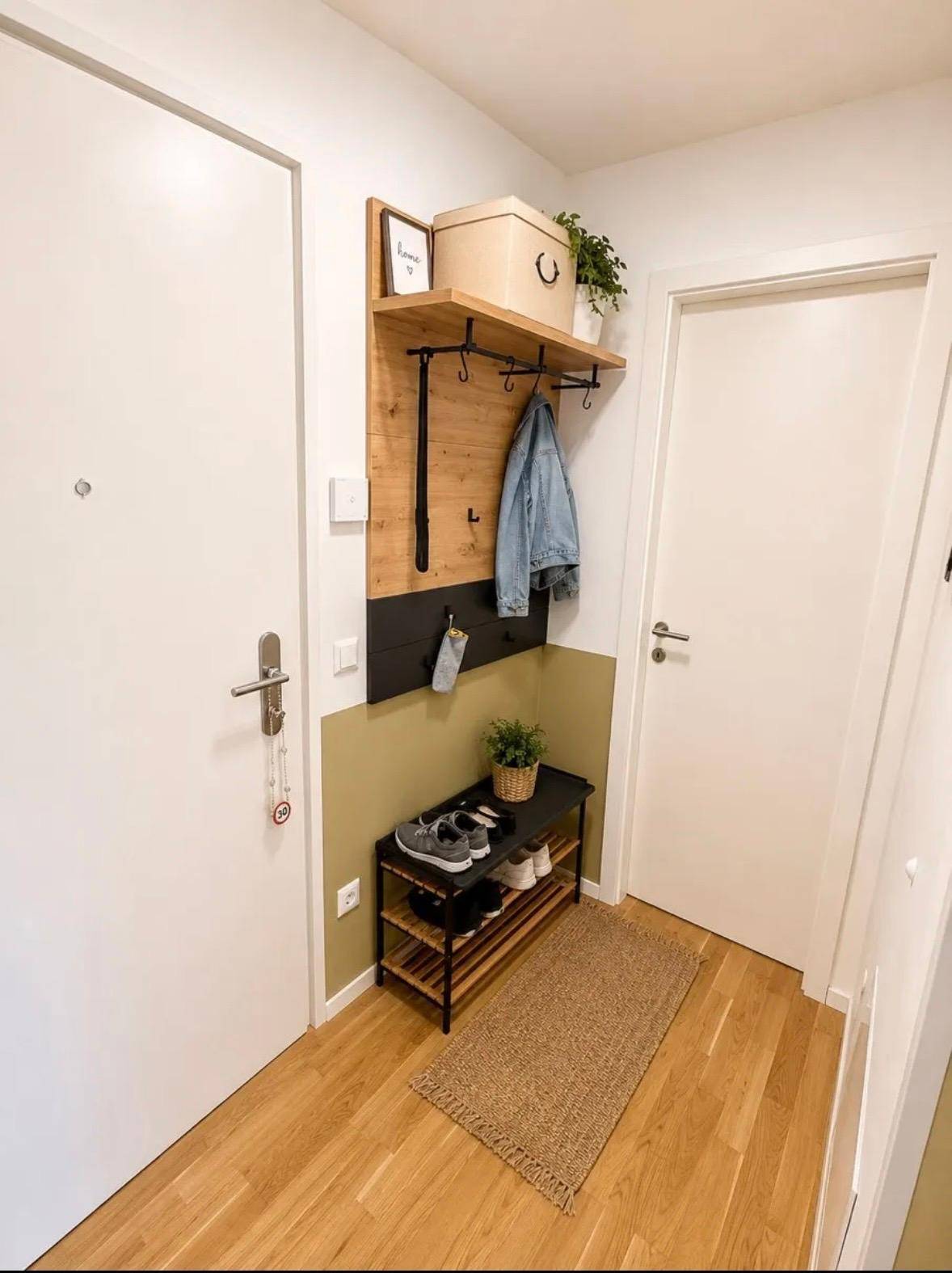 Heller Eingangsbereich mit Garderobe und Schuhregal, praktisch und einladend.