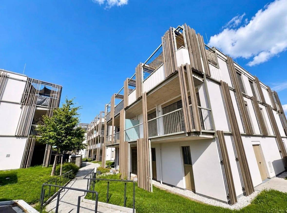 Moderne Wohnanlage mit ansprechender Architektur und begrünten Außenbereichen.