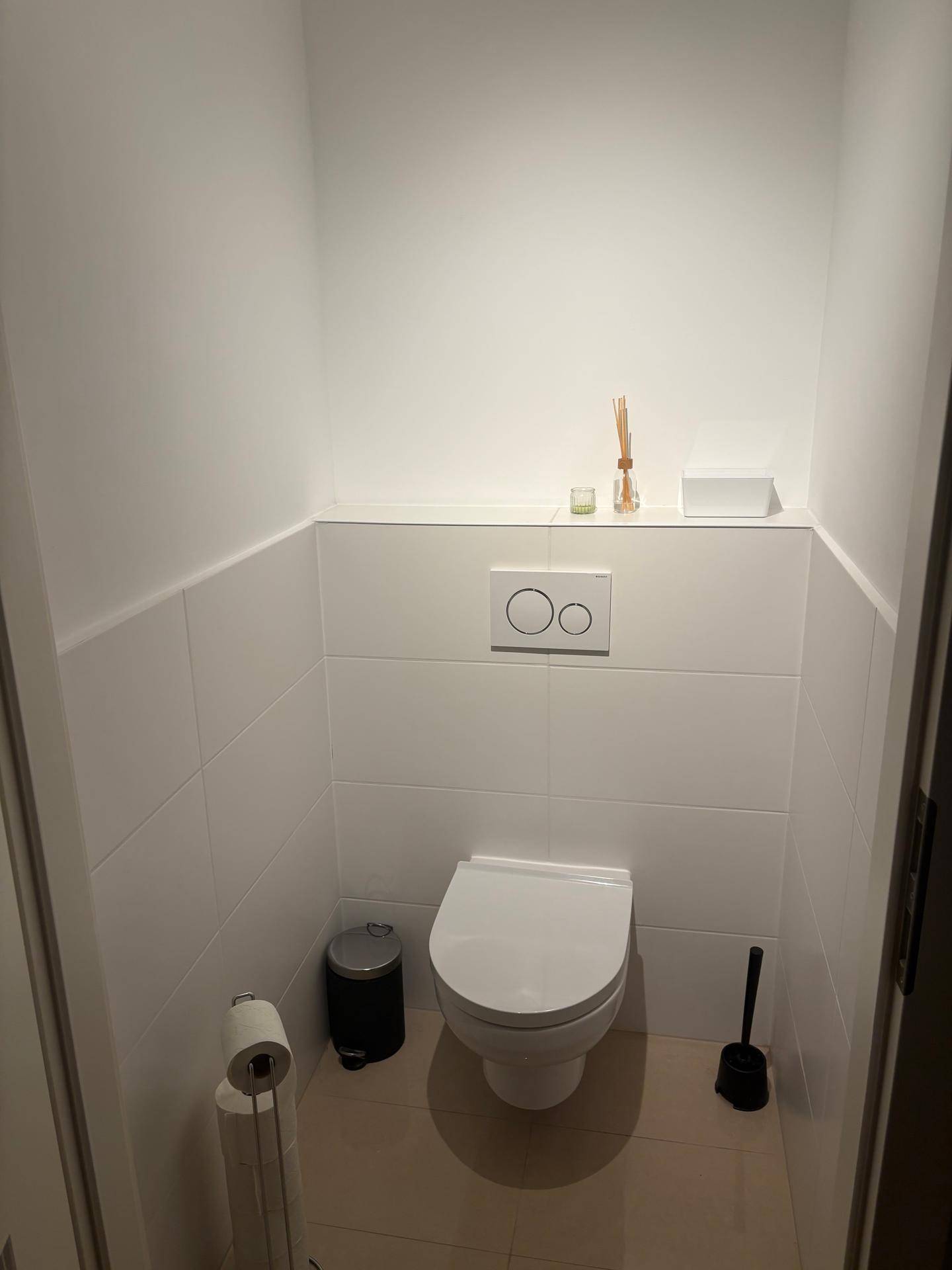 Separates WC mit wandhängender Toilette und minimalistischer Gestaltung, sauber und funktional.