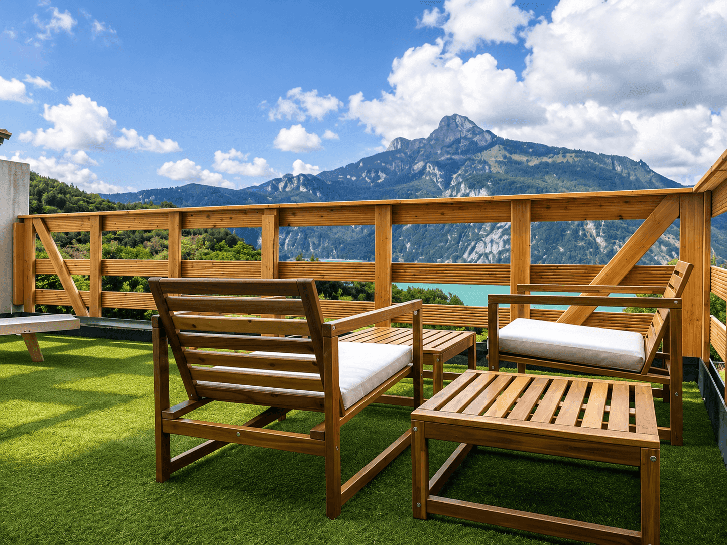 Dachterrasse mit Kunstrasen, Holzmöbeln und atemberaubendem Blick auf die Berge und den See.