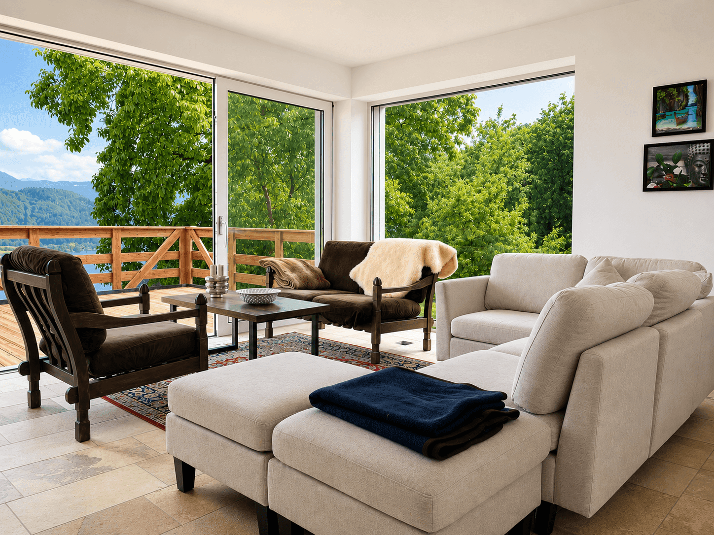 Heller Wohnbereich mit bequemen Sofas und großen Fenstern mit Blick auf den See und die Berge.