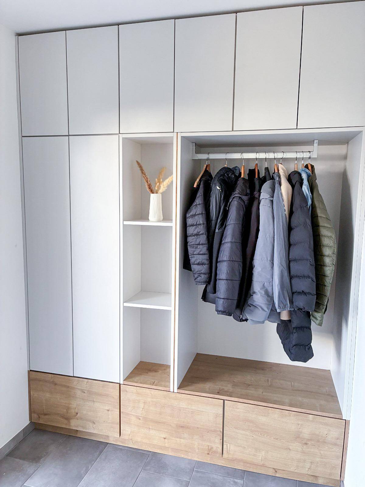 Moderner Einbauschrank im Flur mit viel Stauraum und Garderobenbereich.