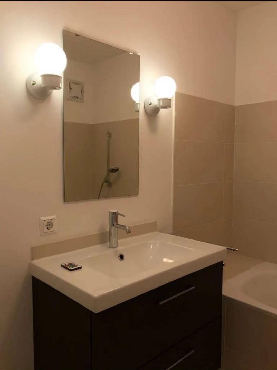 Modernes Badezimmer mit Waschtisch, Einzelwaschbecken und integrierter Badewanne.