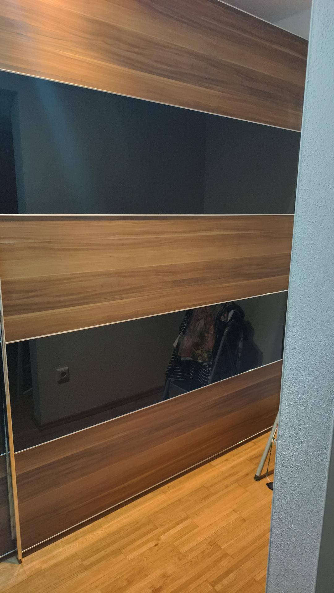 Großer Einbauschrank mit Holz- und Spiegelfronten, ideal für viel Stauraum.