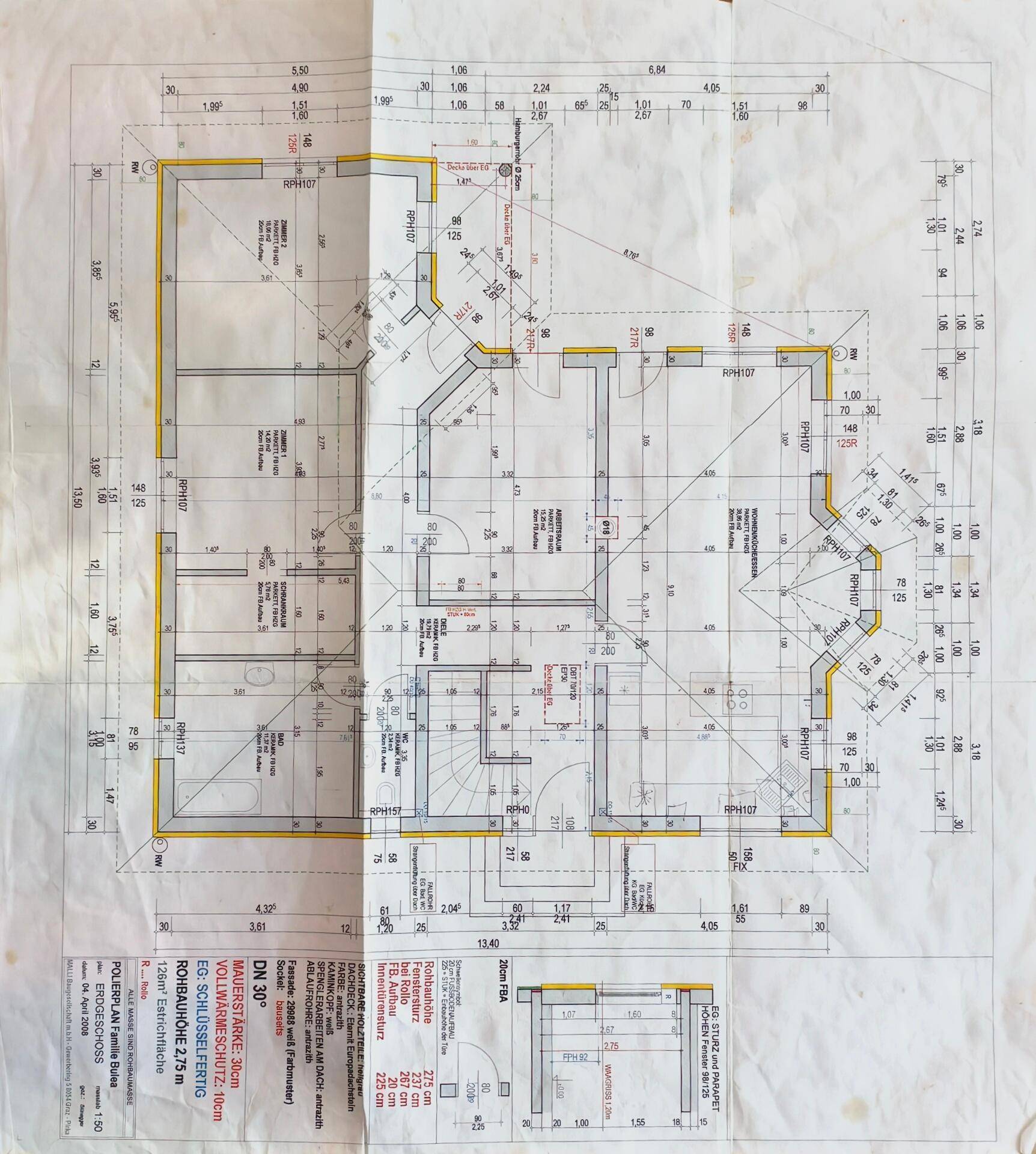 Übersichtlicher Grundriss des Erdgeschosses mit detaillierter Raumaufteilung und Zugängen.