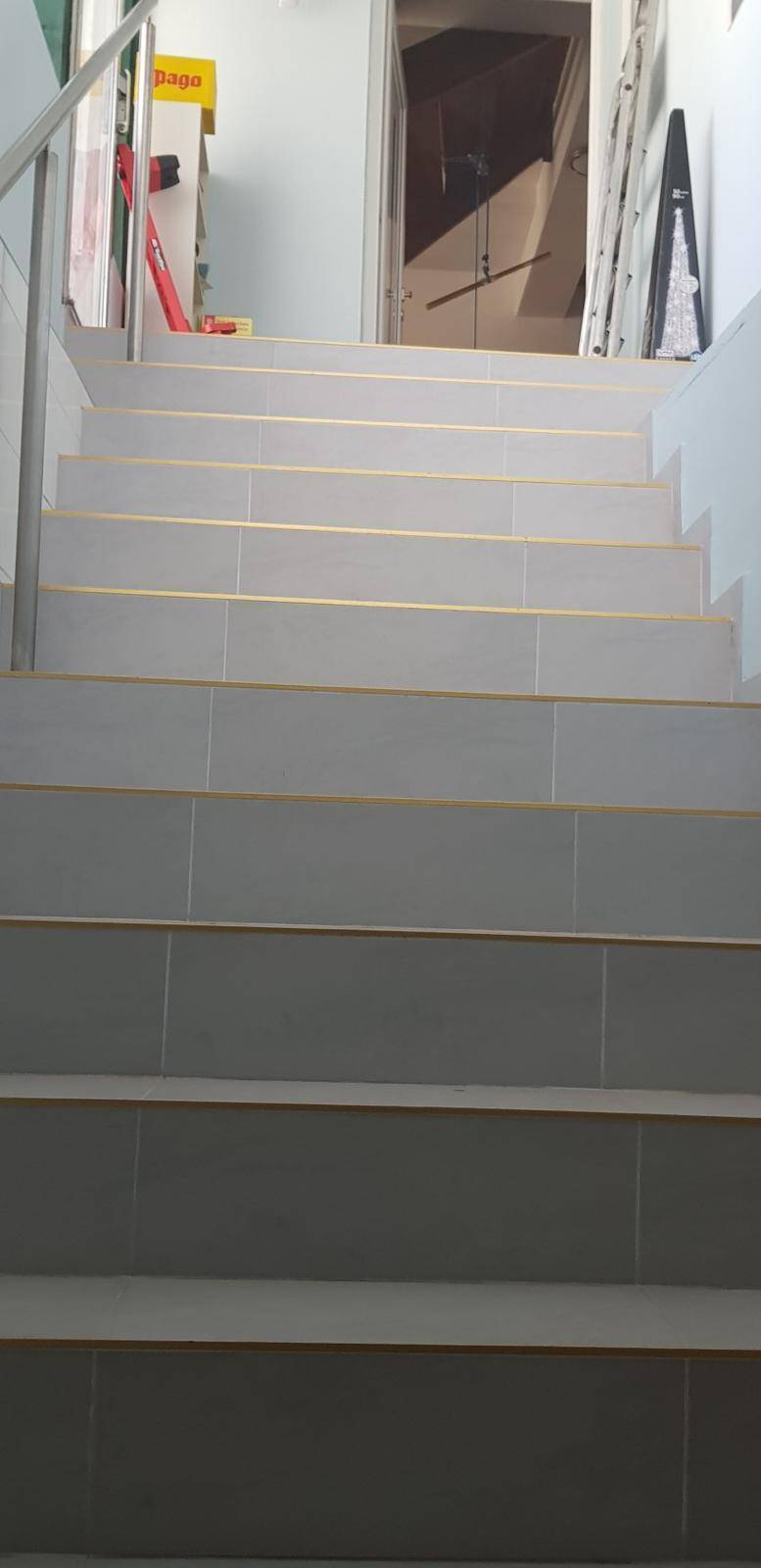 Geflieste Treppe mit dekorativen goldenen Streifen auf den Stufen.