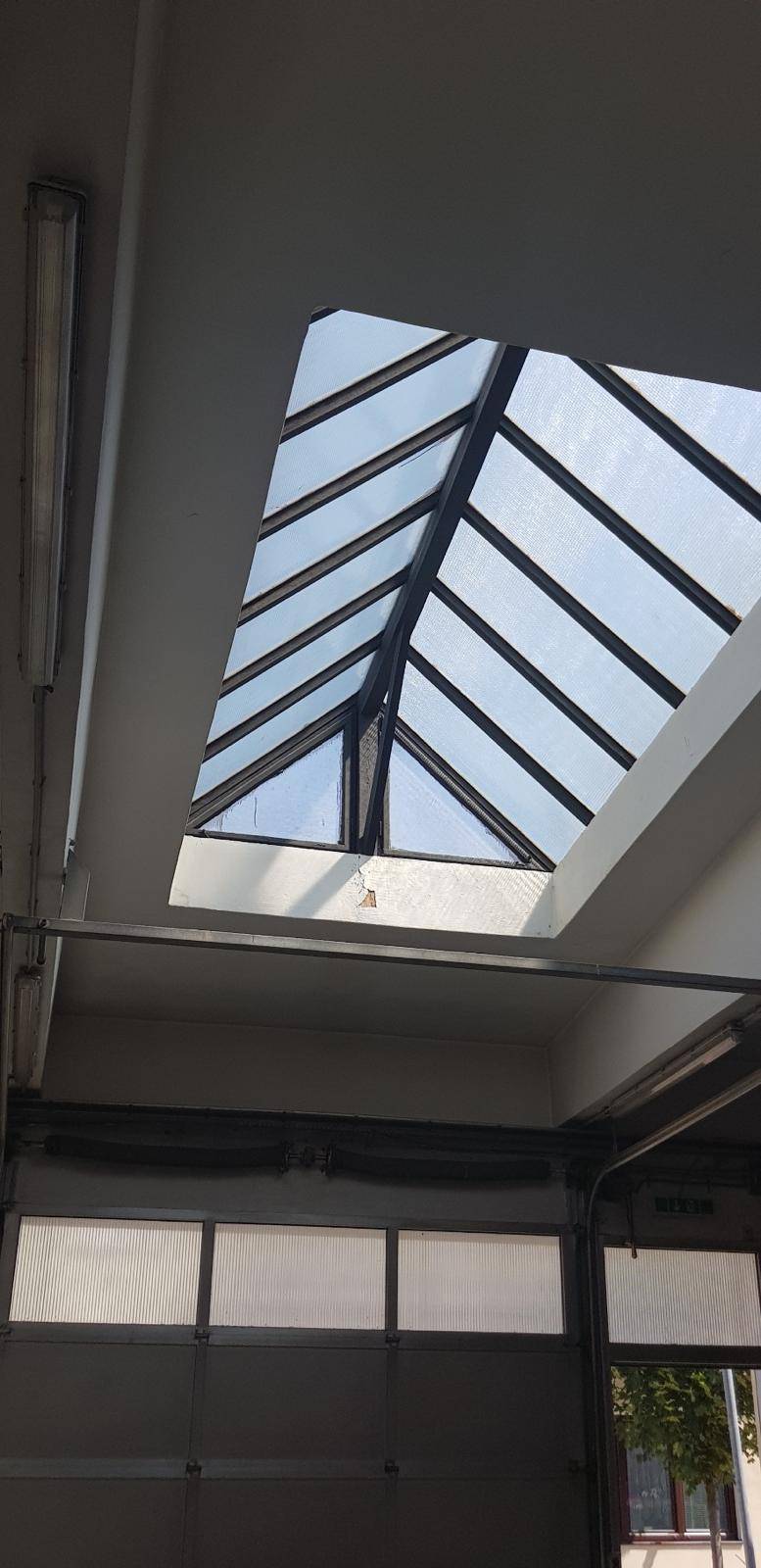 Nahaufnahme eines großen Oberlichts in der Decke, das viel Tageslicht hereinlässt.