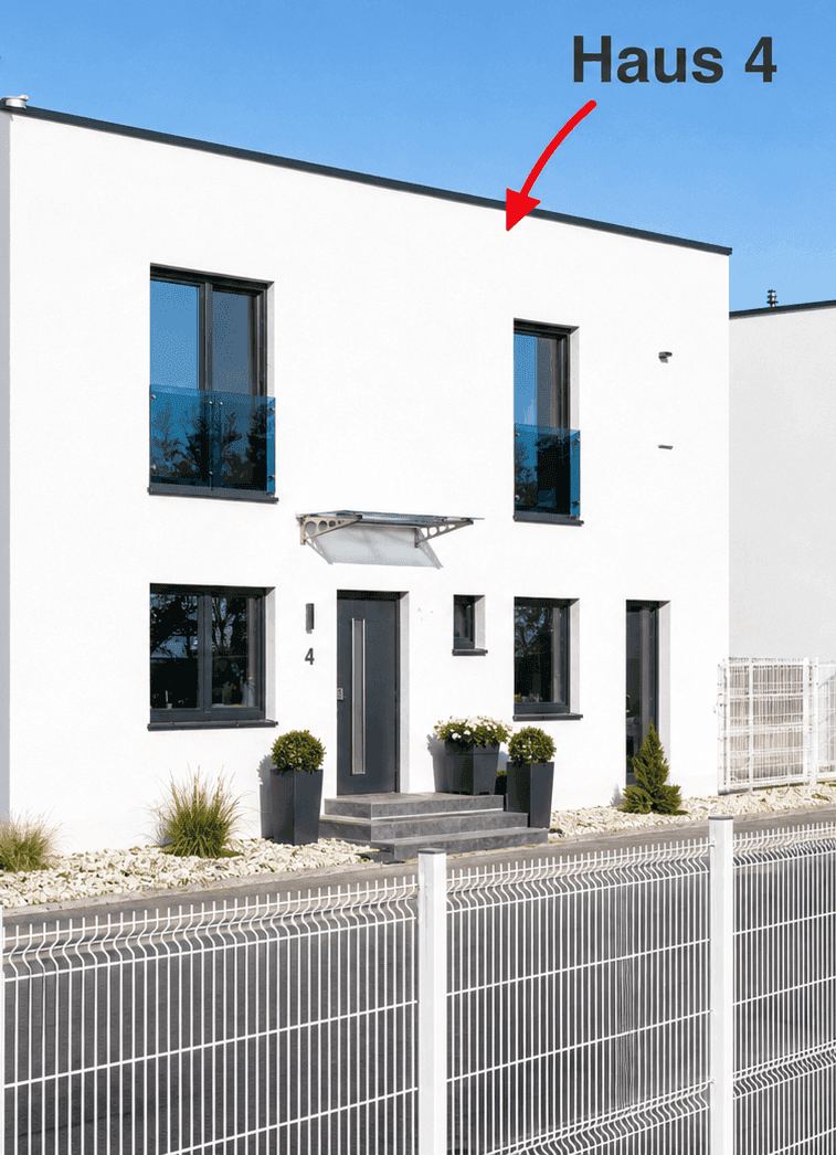 Moderne weiße Hausfassade mit Eingangsbereich und kleinen französischen Balkonen im Obergeschoss.