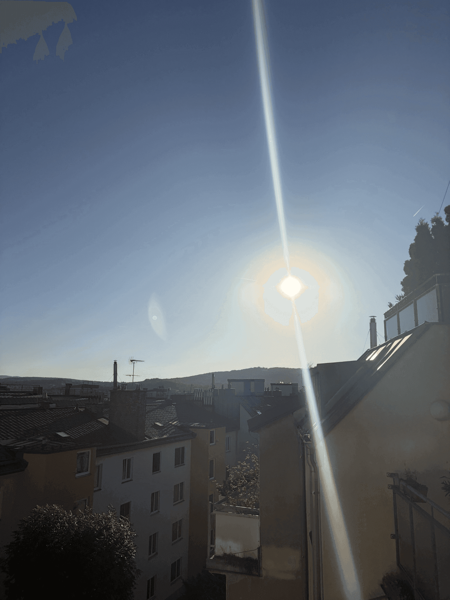 Sonniger Panoramablick über die städtische Skyline mit weitem Horizont.