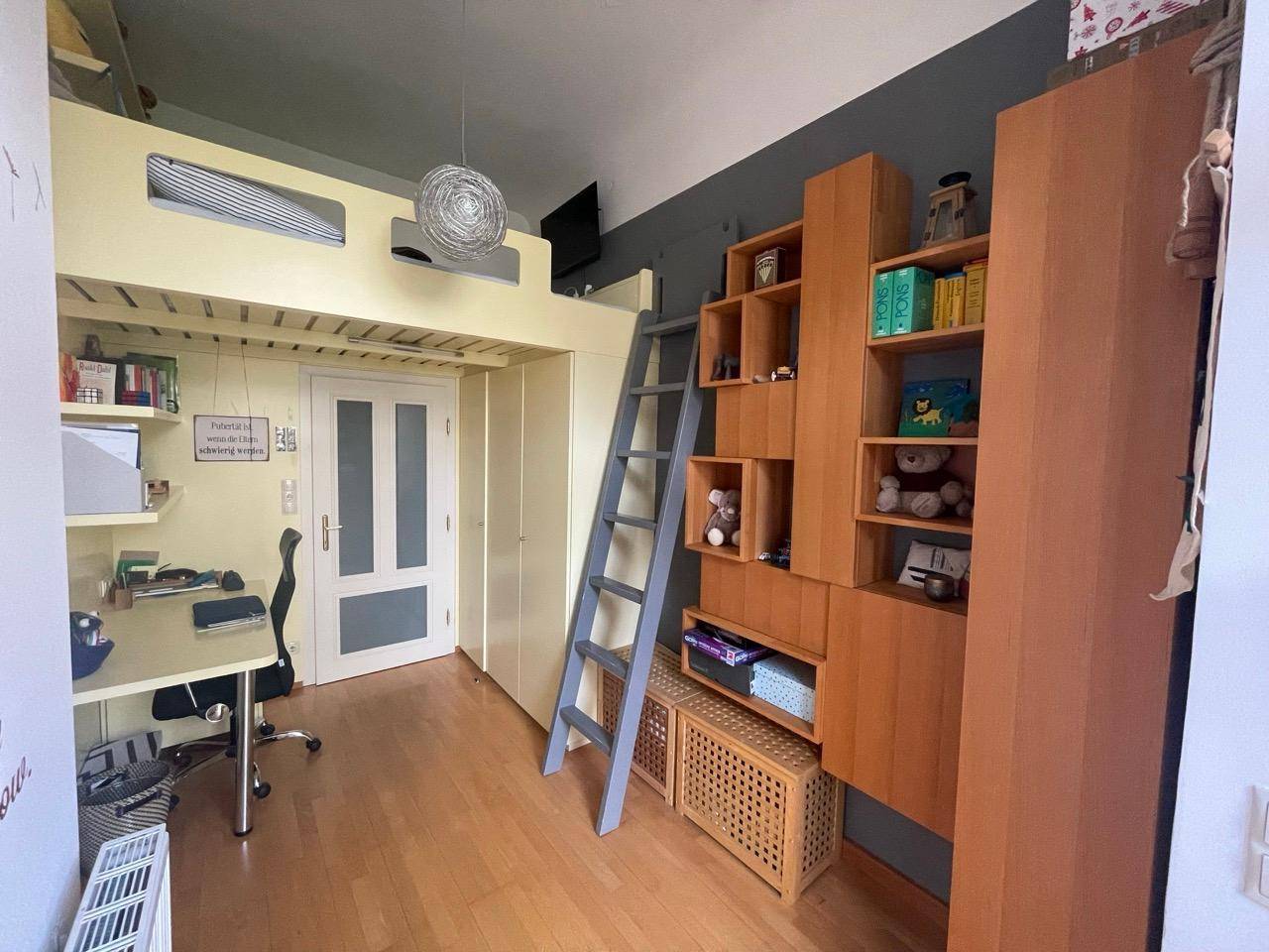 Kinderzimmer mit Hochbett, Schreibtisch und Stauraum, ideal für junge Bewohner.