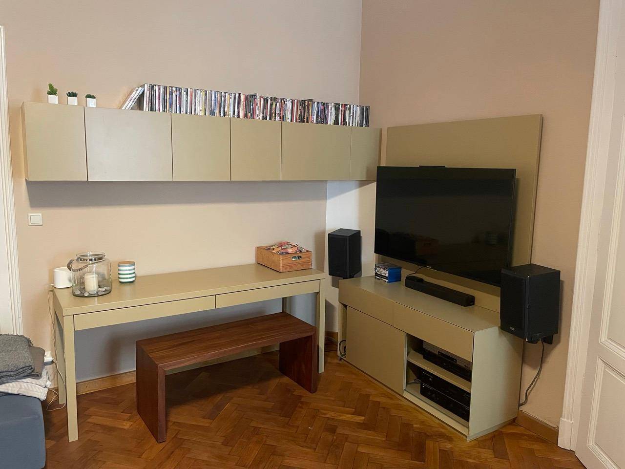 Arbeitsbereich mit Schreibtisch, Wandregalen und TV-Möbeln, funktional und modern.