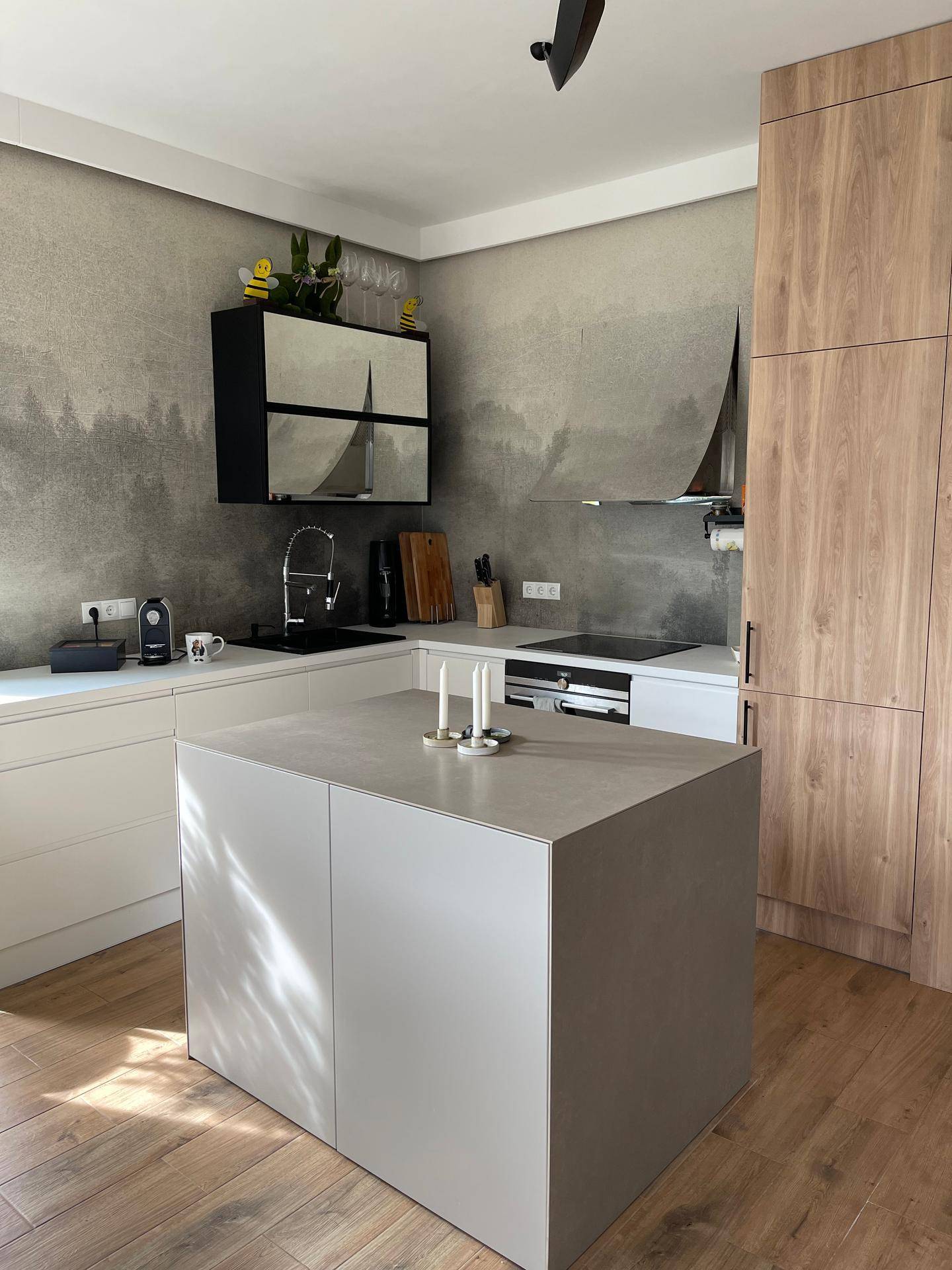 Moderne Küche mit Kücheninsel, Holzschränken und integrierten Geräten.