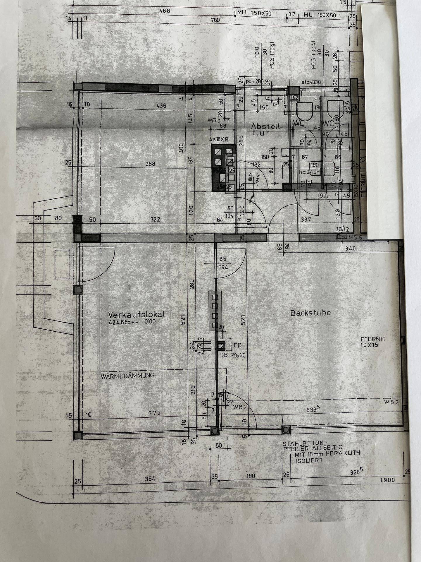 Detaillierter Grundriss eines Verkaufsraums und einer Backstube mit Sanitärbereich und Abstellraum.