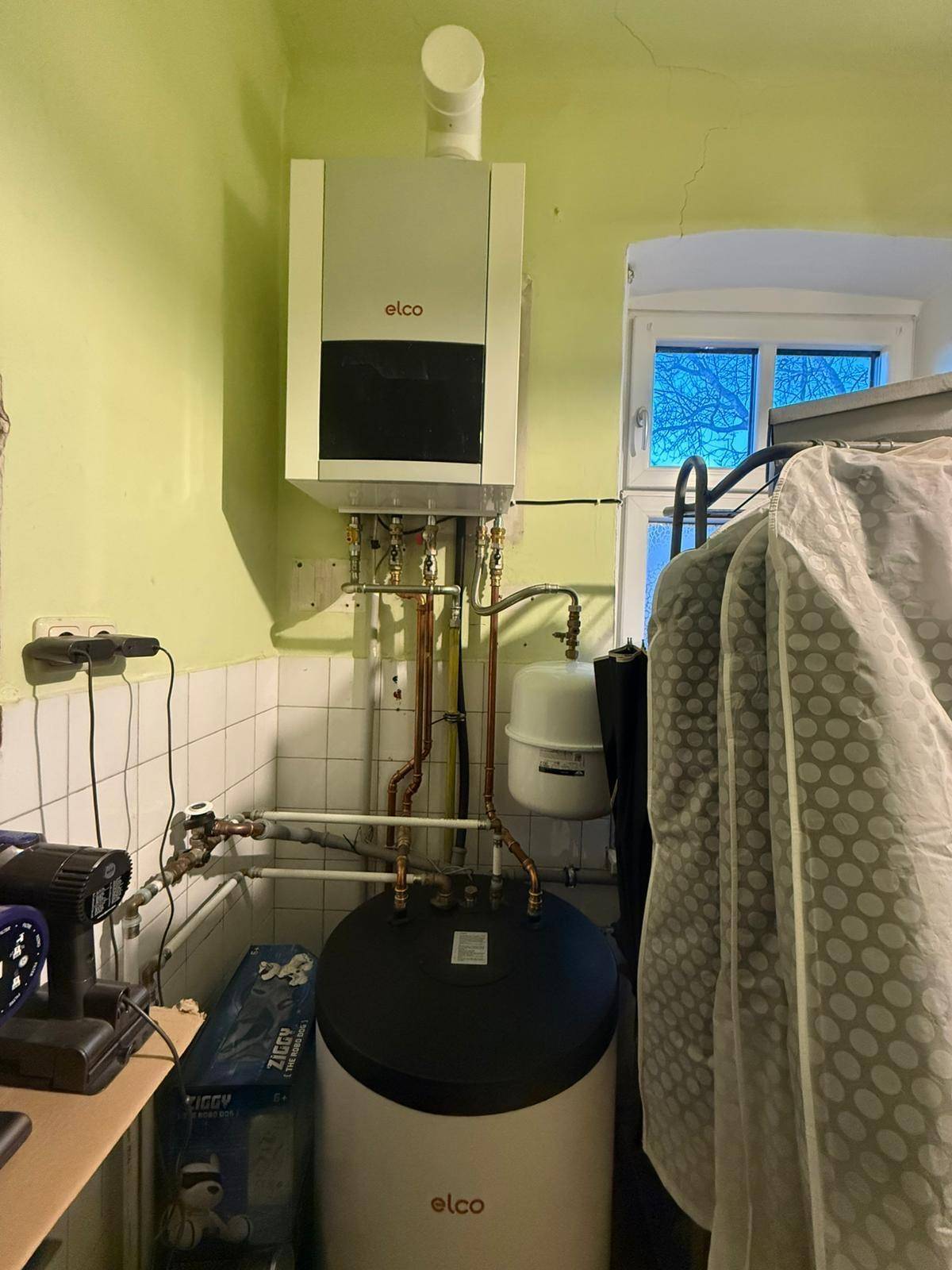 Hauswirtschaftsraum mit moderner Heizungsanlage und Warmwasserspeicher.
