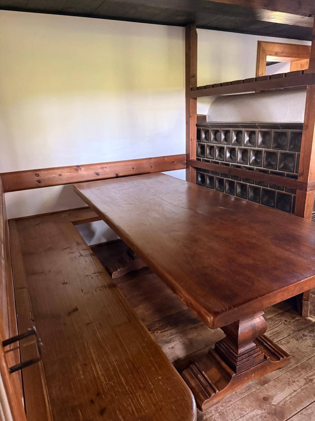 Rustikaler Essbereich mit großem Holztisch und passenden Bänken, ideal für gesellige Runden.