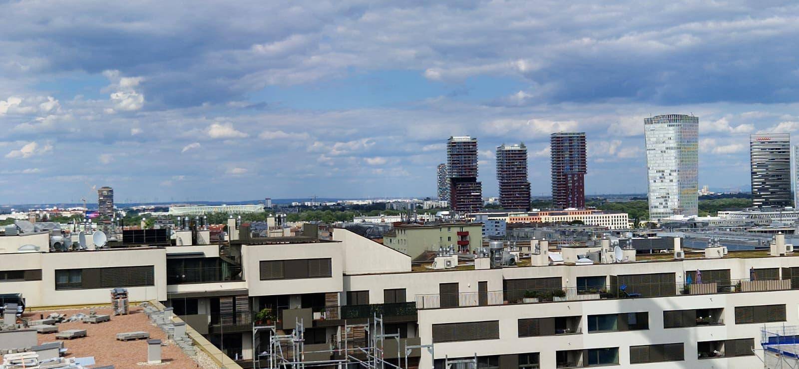 Panoramablick auf die Stadt mit modernen Hochhäusern und Wohngebäuden.