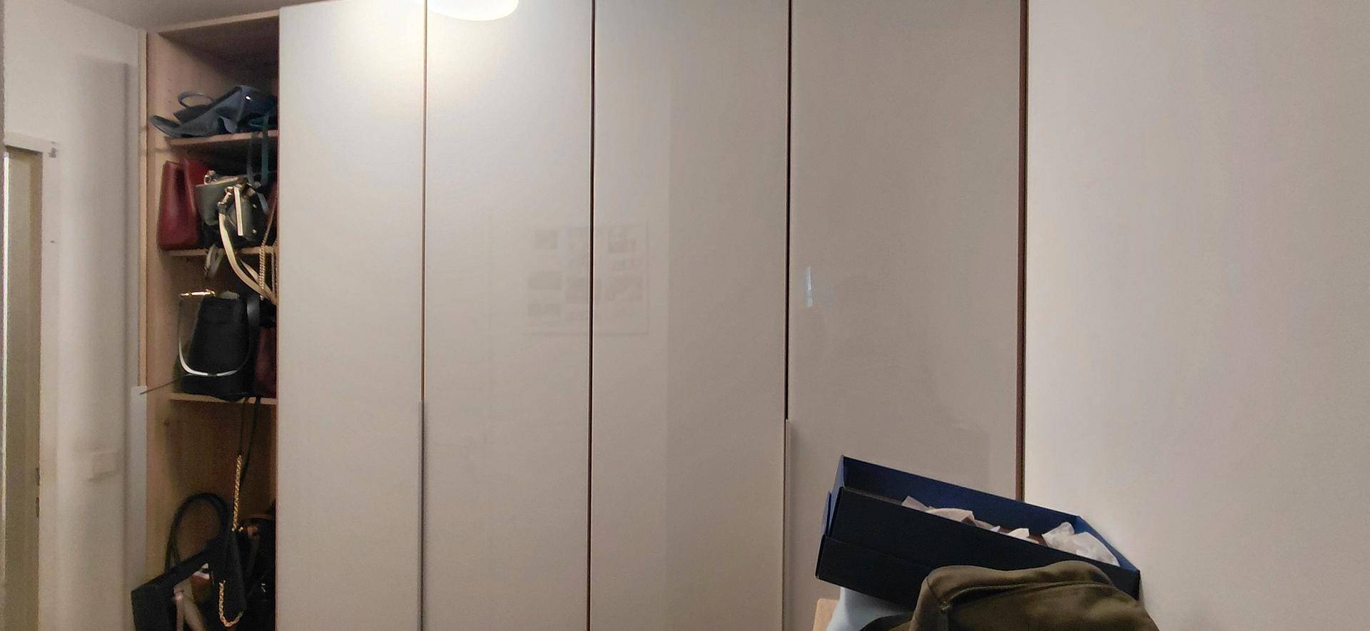 Heller Einbauschrank mit offenen Regalen und geschlossenen Türen bietet praktischen Stauraum.